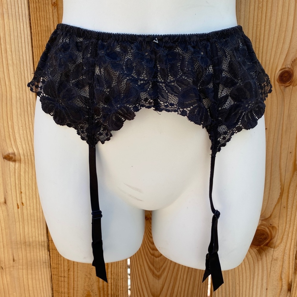 Victoria’s Secret Floral  Lace Garter Belt
